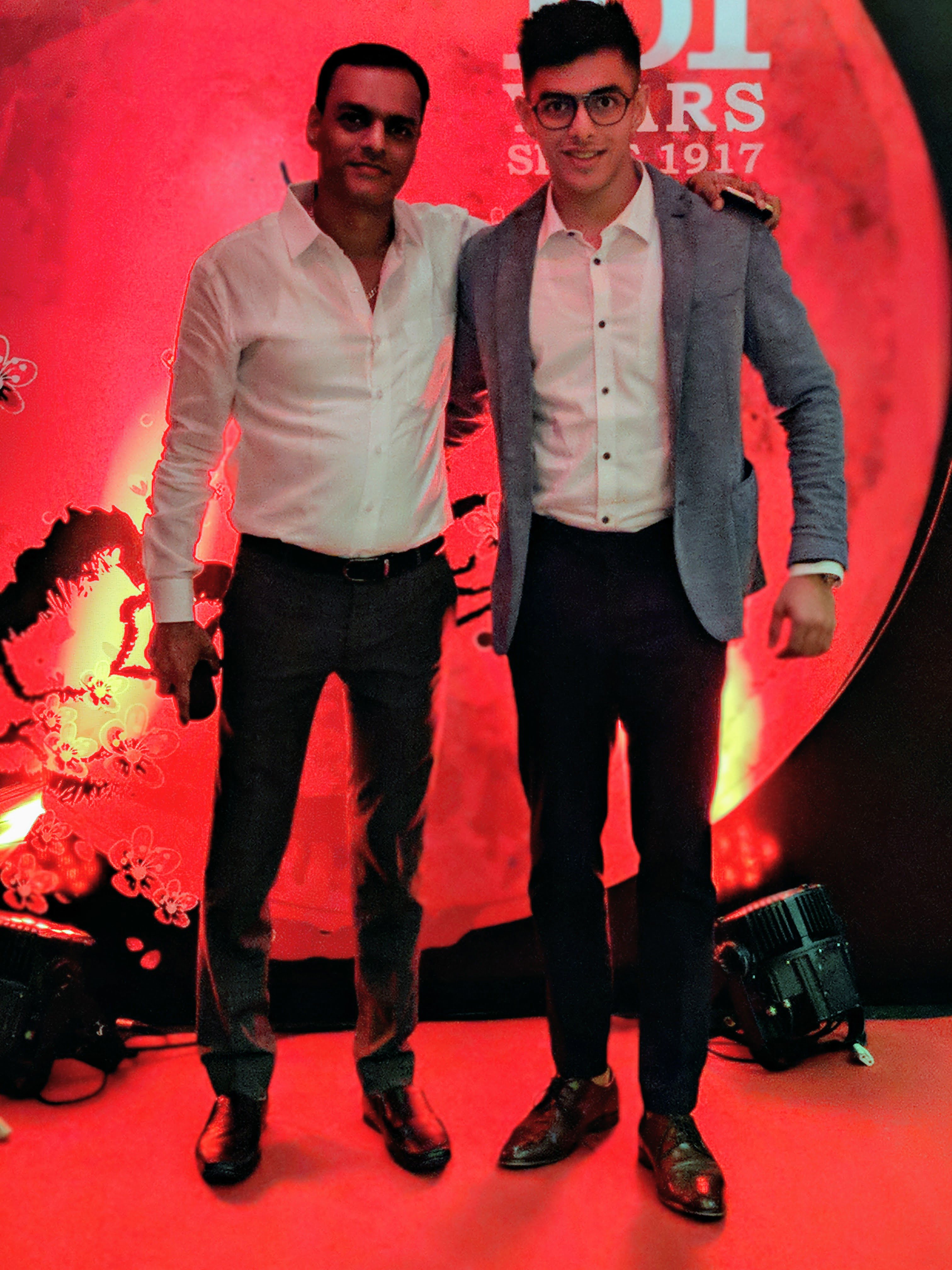 00100dPORTRAIT 00100 BURST20180511223212123 COVER